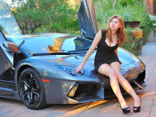 Chân dài “hớ hênh” bên Lamborghini Aventador