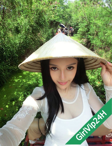 Hot girl Trung Quốc ngây thơ, đẹp dịu dàng với nón lá Việt